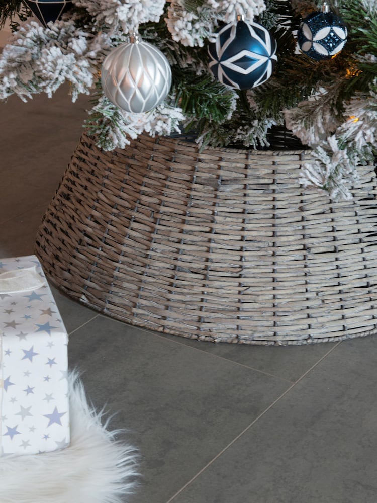 Everlands Grey 70cm Collapsable Wicker Christmas Tree Skirt - Image 4 of 4 Everlands Grey 70cm Collapsable Wicker Christmas Tree Skirt - Image 4 of 4