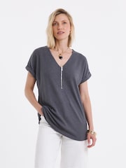 Top largo con Cuello de pico y cremallera frontal de JD Williams - Imagen 3 de 4