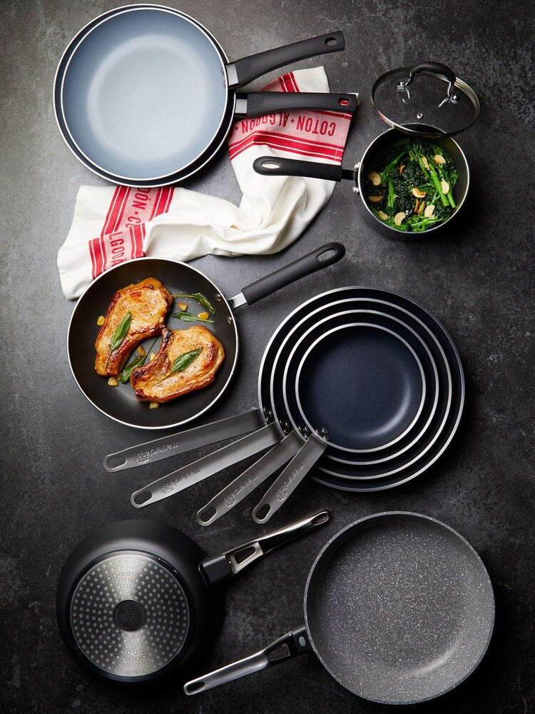 Masterclass Set of 3 Heavy Duty Non-Stick Aluminium Saucepans - 3şəkildən 2 şəkil
