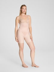 Spanx בגד גוף באורך אמצע הירך באפקט חיטוב חזק במיוחד עם חזה פתוח, דגם Transform - תמונה 1 מתוך 3