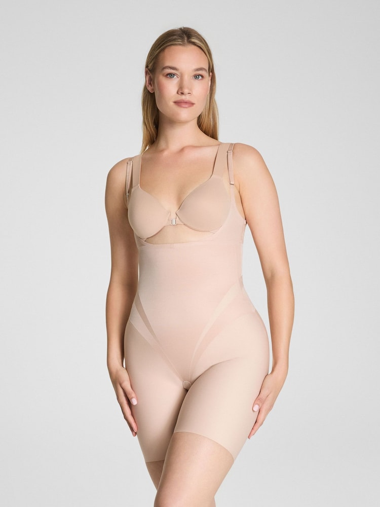 Spanx בגד גוף באורך אמצע הירך באפקט חיטוב חזק במיוחד עם חזה פתוח, דגם Transform - תמונה 2 מתוך 3 Spanx בגד גוף באורך אמצע הירך באפקט חיטוב חזק במיוחד עם חזה פתוח, דגם Transform - תמונה 2 מתוך 3