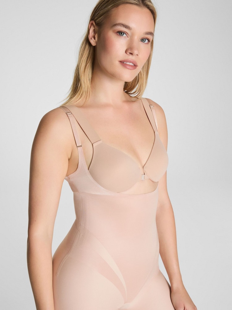 Spanx בגד גוף באורך אמצע הירך באפקט חיטוב חזק במיוחד עם חזה פתוח, דגם Transform - תמונה 3 מתוך 3 Spanx בגד גוף באורך אמצע הירך באפקט חיטוב חזק במיוחד עם חזה פתוח, דגם Transform - תמונה 3 מתוך 3