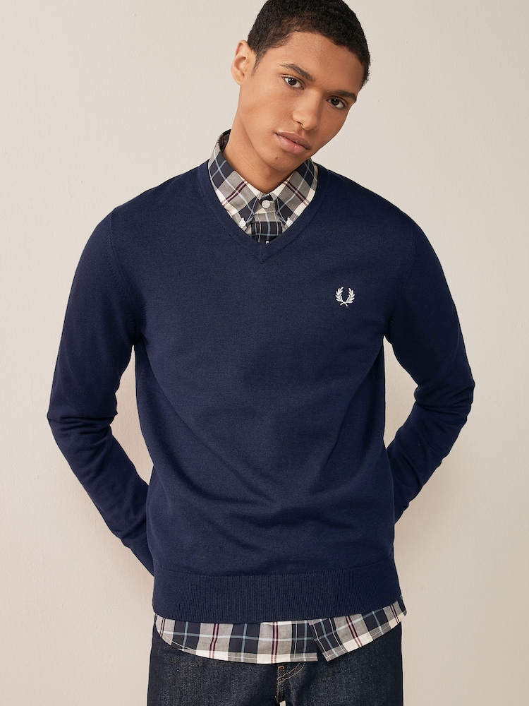Темно-синий - Классический джемпер с треугольным вырезом Fred Perry - Image 1 of 9