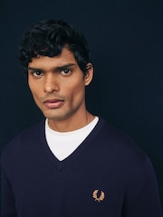 Темно-синий - Классический джемпер с треугольным вырезом Fred Perry - Image 5 of 9