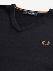 Темно-синий - Классический джемпер с треугольным вырезом Fred Perry - Image 7 of 9