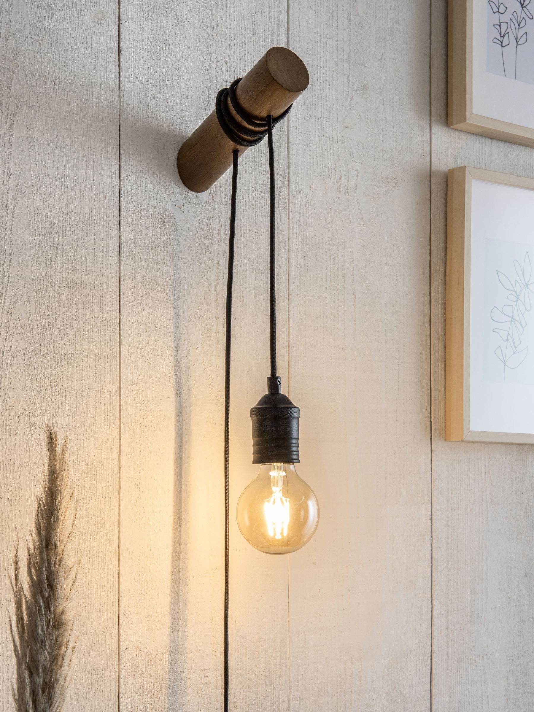 Plug in wall hanging lights outlet