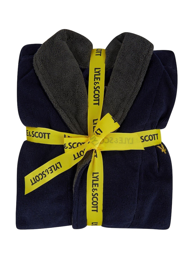 أزرق - روب حمام مريح من Lyle & Scott - صورة 2 من 2 أزرق - روب حمام مريح من Lyle & Scott - صورة 2 من 2