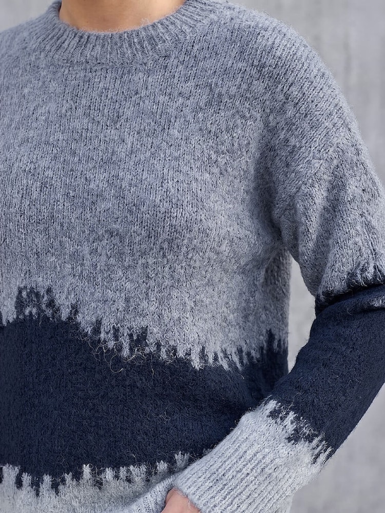 Blau - Roman abstrakter Strickpullover - Bild 4 von 4 Blau - Roman abstrakter Strickpullover - Bild 4 von 4
