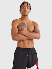 Schwarz - Tommy Hilfiger, Herren-Badeshorts mit Flaggenmotiv, einfarbig - Bild 1 von 4