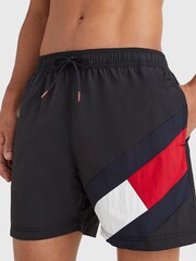 Schwarz - Tommy Hilfiger, Herren-Badeshorts mit Flaggenmotiv, einfarbig - Bild 2 von 4