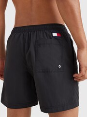 Schwarz - Tommy Hilfiger, Herren-Badeshorts mit Flaggenmotiv, einfarbig - Bild 3 von 4