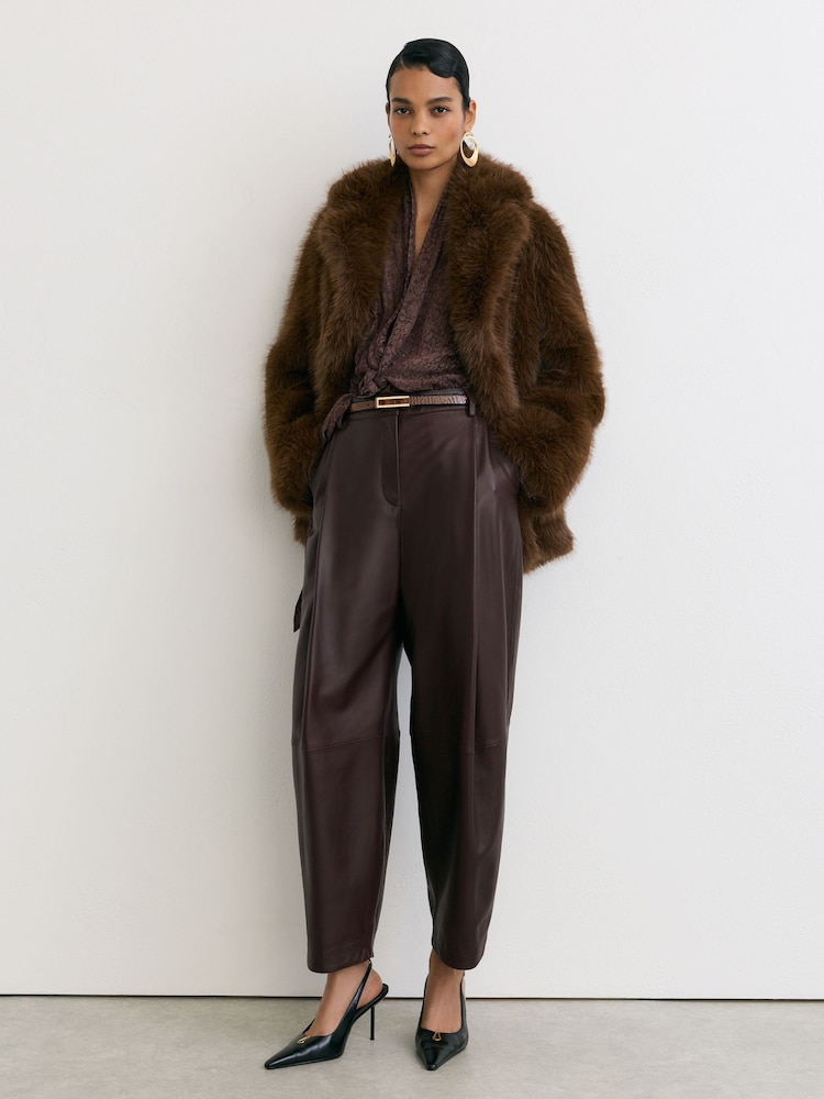 Reiss Aries Leather Barrel-Leg Pleated Trousers - صورة 1 من 7 Reiss Aries Leather Barrel-Leg Pleated Trousers - صورة 1 من 7