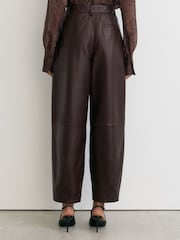 Reiss Aries Leather Barrel-Leg Pleated Trousers - صورة 5 من 7
