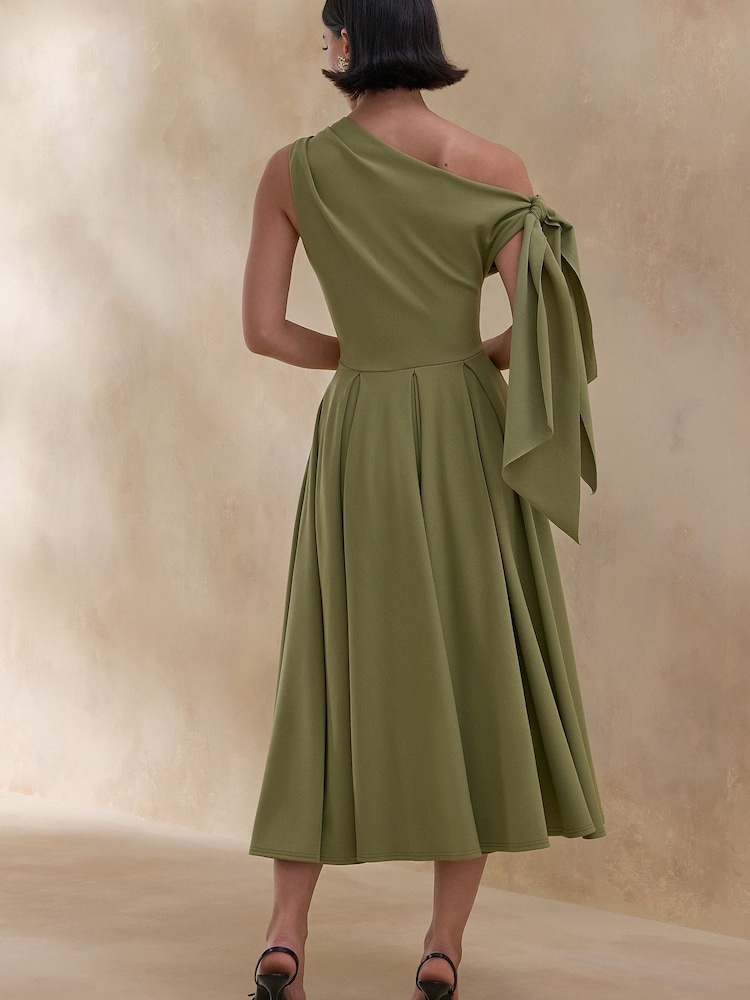 Club L London Green Daring | Asymmetric-Neck Midi Dress With Knot-Detail - Image 2 of 5 Club L London Green Daring | Asymmetric-Neck Midi Dress With Knot-Detail - Image 2 of 5