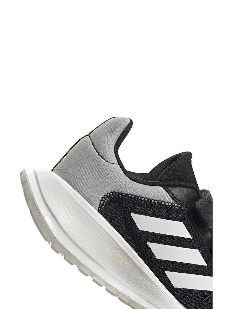 أسود/أبيض - حذاء رياضي للجري Tensaur للأولاد من Adidas - Image 9 of 12