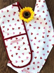 Emma Bridgewater Cream Pink Hearts 100% Cotton Oven Glove & Tea Towel - Image 1 of 4