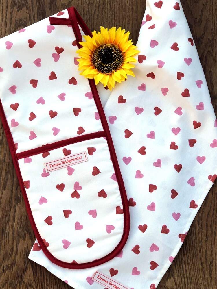 Emma Bridgewater Cream Pink Hearts 100% Cotton Oven Glove & Tea Towel - Image 1 of 4