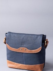 כחול כהה - Lakeland Leather תיק צד עם רצועת נשיאה ודש מתקפל, דגם Hartsop - תמונה 1 מתוך 6