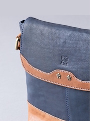 כחול כהה - Lakeland Leather תיק צד עם רצועת נשיאה ודש מתקפל, דגם Hartsop - תמונה 2 מתוך 6