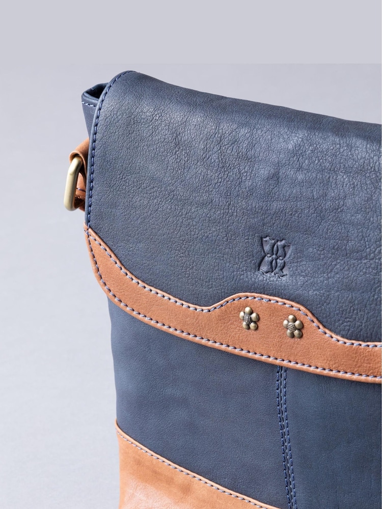 כחול כהה - Lakeland Leather תיק צד עם רצועת נשיאה ודש מתקפל, דגם Hartsop - תמונה 2 מתוך 6