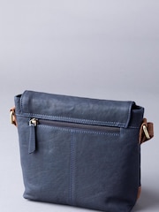 כחול כהה - Lakeland Leather תיק צד עם רצועת נשיאה ודש מתקפל, דגם Hartsop - תמונה 3 מתוך 6