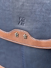 כחול כהה - Lakeland Leather תיק צד עם רצועת נשיאה ודש מתקפל, דגם Hartsop - תמונה 4 מתוך 6