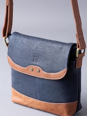 כחול כהה - Lakeland Leather תיק צד עם רצועת נשיאה ודש מתקפל, דגם Hartsop - תמונה 5 מתוך 6