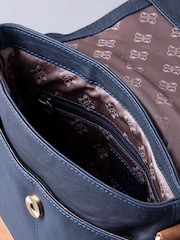 כחול כהה - Lakeland Leather תיק צד עם רצועת נשיאה ודש מתקפל, דגם Hartsop - תמונה 6 מתוך 6