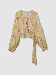 Blusa corta con estampado floral y lazada en la cintura Lyla de Reiss - Imagen 2 de 6