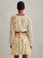 Blusa corta con estampado floral y lazada en la cintura Lyla de Reiss - Imagen 4 de 6