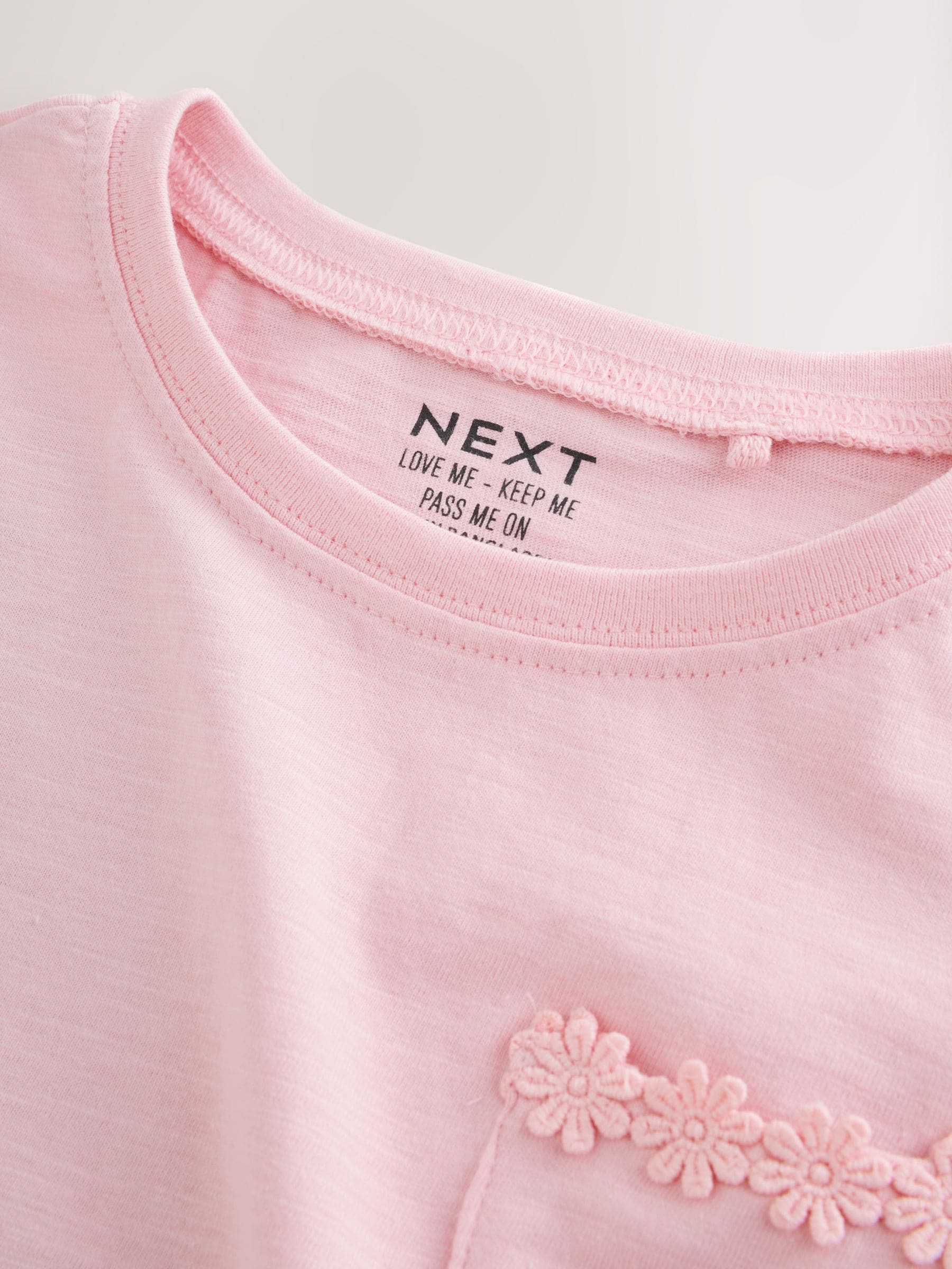 Next：日本 ピンク - デイジー ポケット付き Tシャツ（1.5 ～ 16 歳