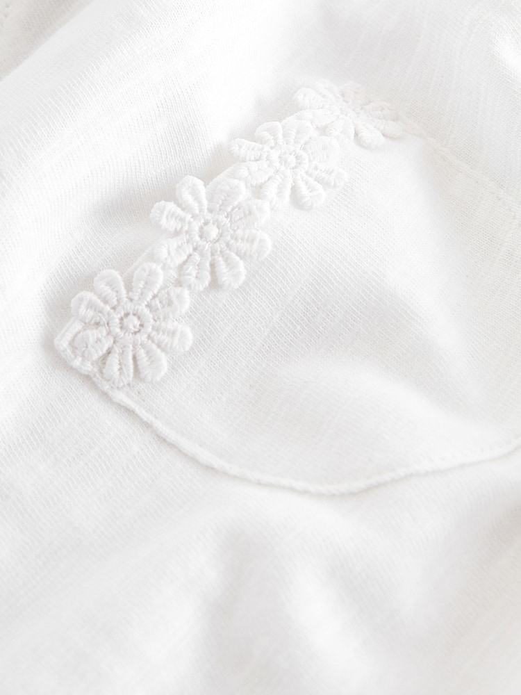 Weiß - T-Shirt mit Gänseblümchen-Tasche (1.5–16 J.) - Bild 7 von 7 Weiß - T-Shirt mit Gänseblümchen-Tasche (1.5–16 J.) - Bild 7 von 7