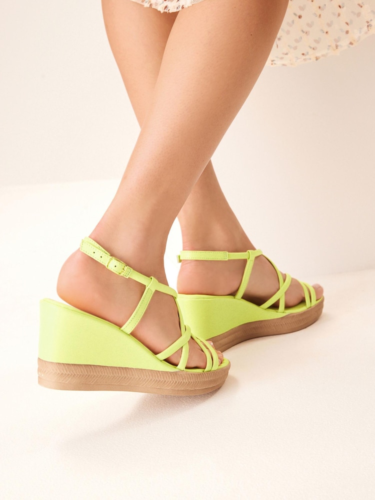 Limettengrün - Forever Comfort Lederschuhe mit asymmetrischem Riemchendesign und Keilabsatz - Bild 3 von 3 Limettengrün - Forever Comfort Lederschuhe mit asymmetrischem Riemchendesign und Keilabsatz - Bild 3 von 3