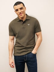 أخضر زيتوني - قميص بولو بتصميم كلاسيكي من القطن 100% من ‪Barbour®‬ - صورة 1 من 8