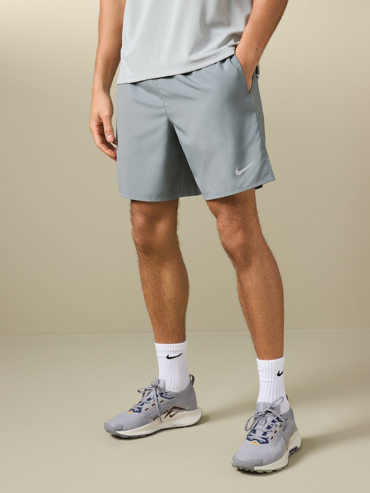 Gris - 7 pulgadas - Pantalones cortos sin forro para correr Dri-FIT Challenger de Nike - Imagen 1 de 5