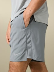 Gris - 7 pulgadas - Pantalones cortos sin forro para correr Dri-FIT Challenger de Nike - Imagen 4 de 5