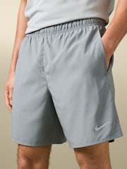 Gris - 7 pulgadas - Pantalones cortos sin forro para correr Dri-FIT Challenger de Nike - Imagen 5 de 5