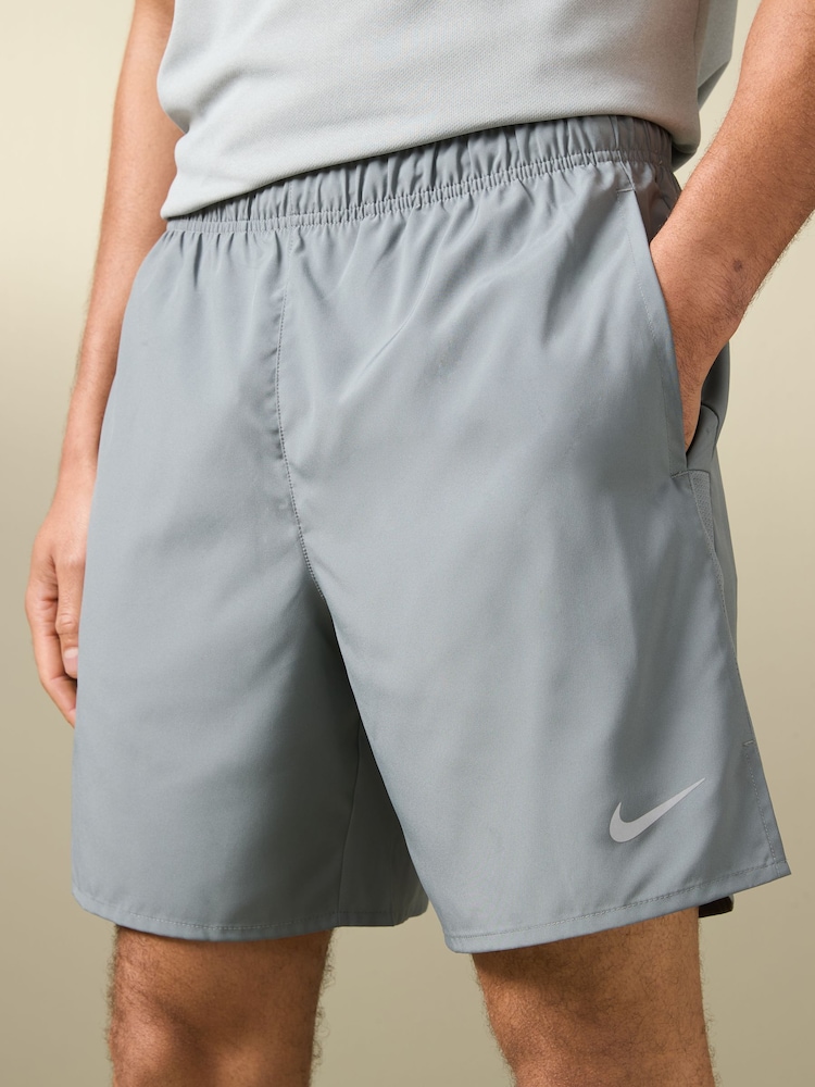 Gris - 7 pulgadas - Pantalones cortos sin forro para correr Dri-FIT Challenger de Nike - Imagen 5 de 5