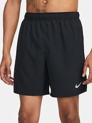 Negro - 7 pulgadas - Pantalones cortos sin forro para correr Dri-FIT Challenger de Nike - Imagen 2 de 15