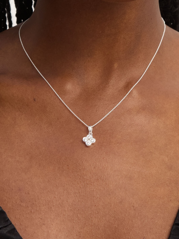 Simply Silver Cubic Zirconia Clover Pendant Necklace - جراب هدايا - صورة 2 من 2 Simply Silver Cubic Zirconia Clover Pendant Necklace - جراب هدايا - صورة 2 من 2