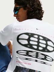 تيشرت بطبعة جرافيك على الظهر من Nike - صورة 1 من 5