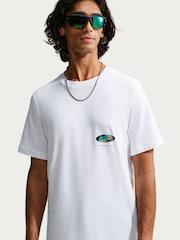 تيشرت بطبعة جرافيك على الظهر من Nike - صورة 2 من 5