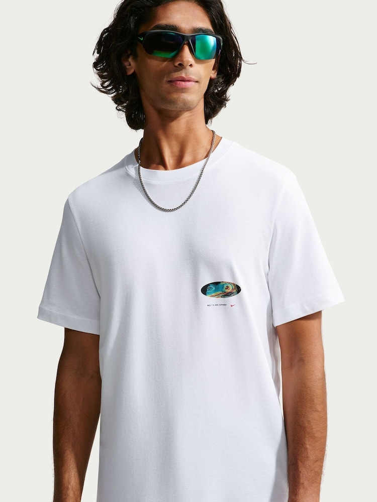 تيشرت بطبعة جرافيك على الظهر من Nike - صورة 2 من 5