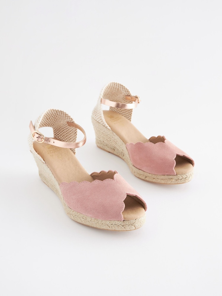 Nude - Peeptoe-Schuhe mit Keilabsatz und Bogenkante - Bild 2 von 7 Nude - Peeptoe-Schuhe mit Keilabsatz und Bogenkante - Bild 2 von 7