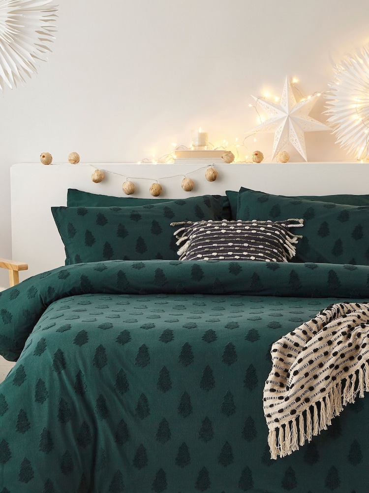 Conjunto de funda de almohada y funda de edredón de algodón 100 % en color verde pino con diseño navideño de arboles en relieve de Furn - Imagen 1 de 5