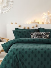 Conjunto de funda de almohada y funda de edredón de algodón 100 % en color verde pino con diseño navideño de arboles en relieve de Furn - Imagen 2 de 5