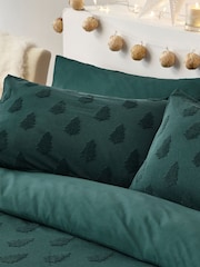 Conjunto de funda de almohada y funda de edredón de algodón 100 % en color verde pino con diseño navideño de arboles en relieve de Furn - Imagen 3 de 5