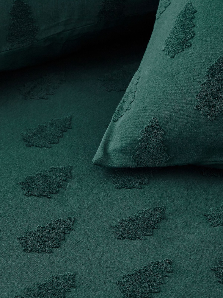 Conjunto de funda de almohada y funda de edredón de algodón 100 % en color verde pino con diseño navideño de arboles en relieve de Furn - Imagen 5 de 5