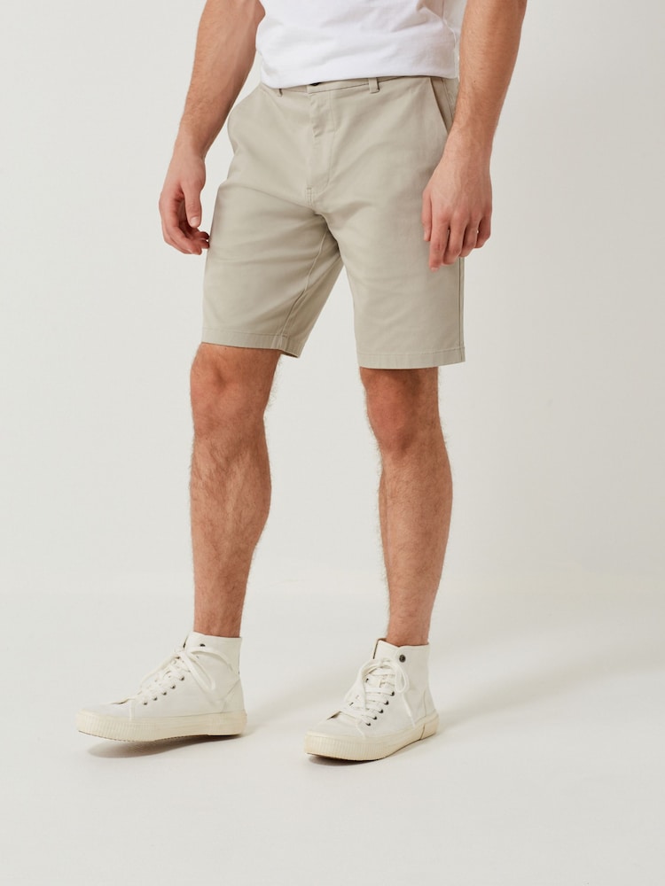 Cremeweiß/Neutral - Straight Fit - Stretch-Chinoshorts - Bild 1 von 9 Cremeweiß/Neutral - Straight Fit - Stretch-Chinoshorts - Bild 1 von 9