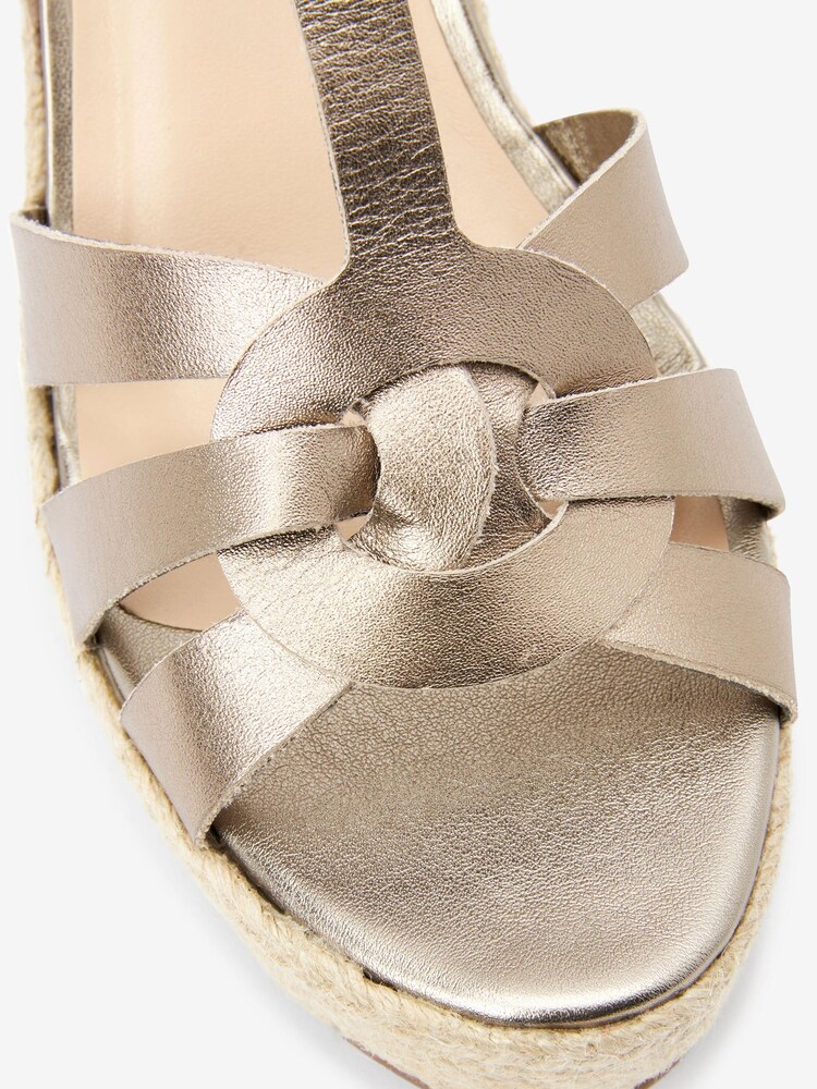 Metallic - Signature-Espadrilles mit T-Steg und Keilabsatz - Bild 7 von 7 Metallic - Signature-Espadrilles mit T-Steg und Keilabsatz - Bild 7 von 7